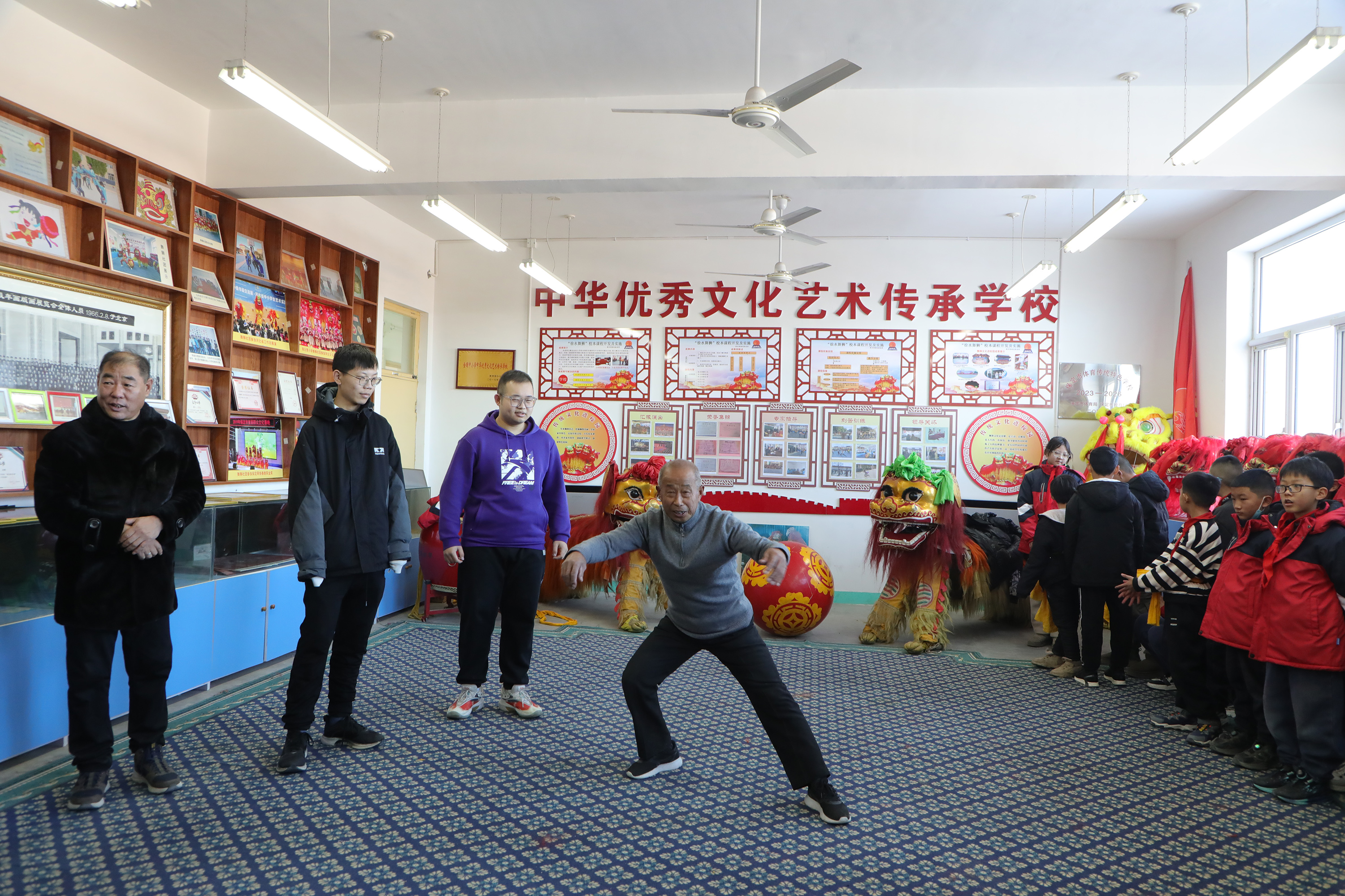 伟德中国官网入口与保定徐水以非遗舞狮为“媒”开展校地共建_fororder_图片8