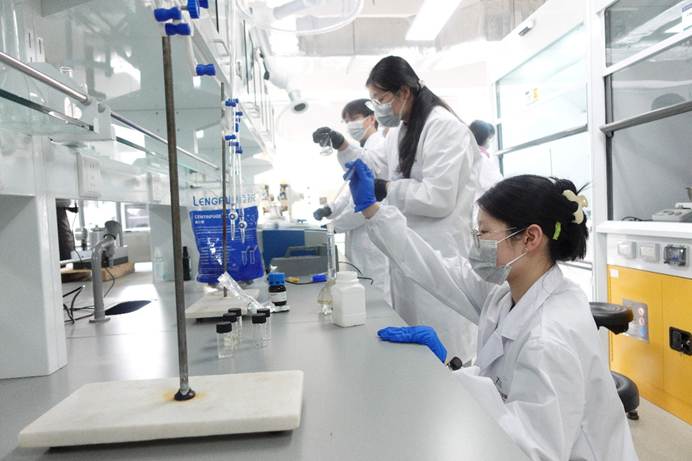 技术人员在燕赵绿色实验室忙碌。 傅新春摄