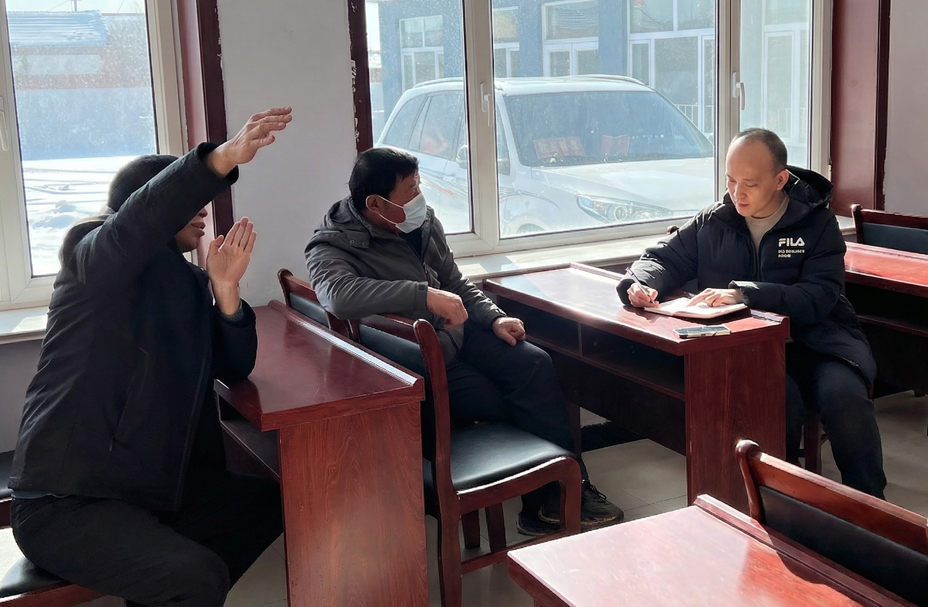 图片3-在围场县三复兴地村与村干部座谈.jpg