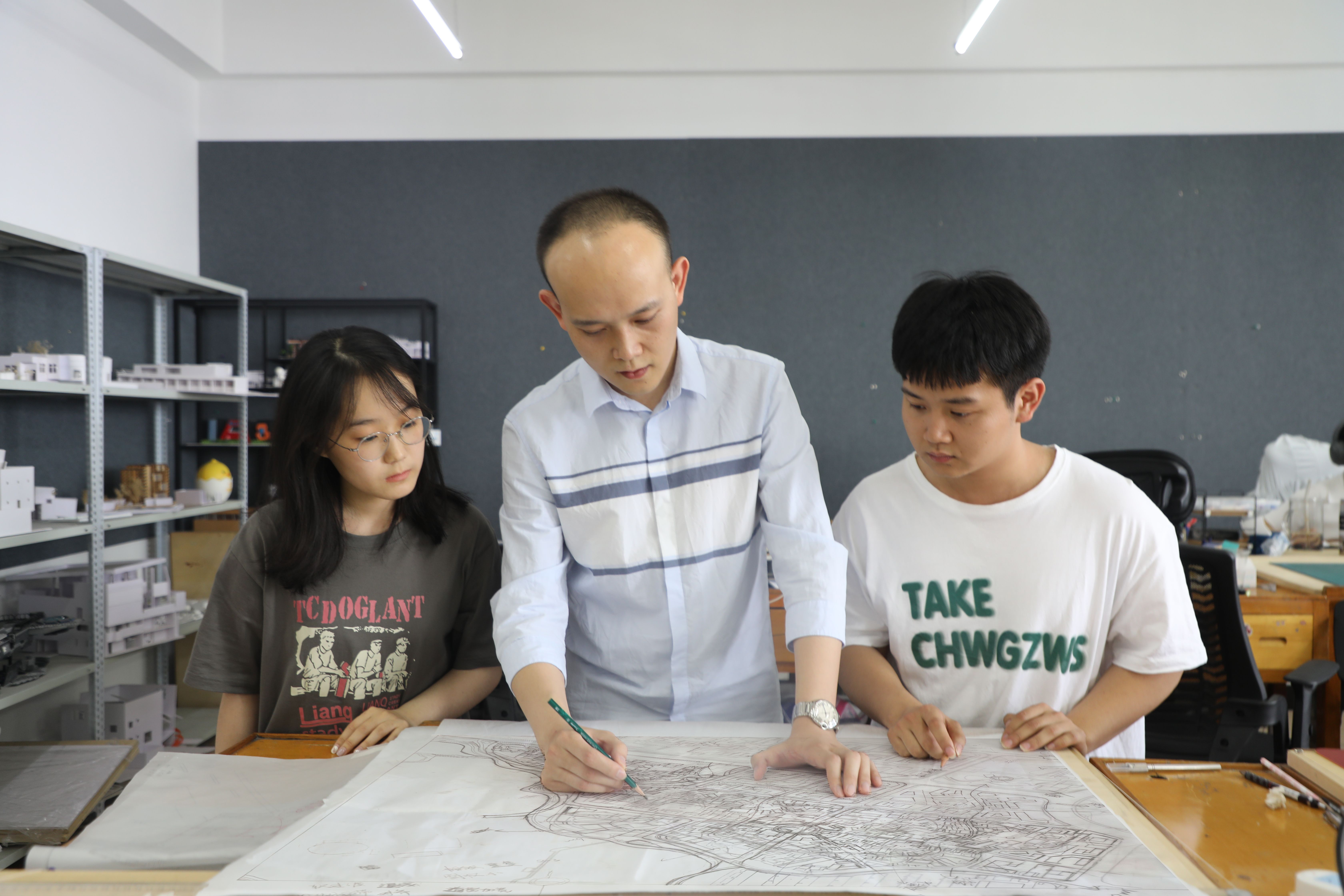 图片2-在城乡规划设计课上修改图纸(1).jpg